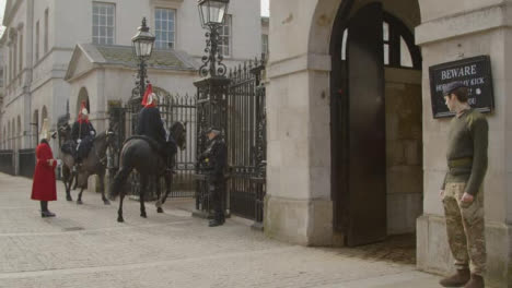 Wechsel-Der-Pferdegarde-Der-Hauskavallerie-Im-Dienst-In-Whitehall