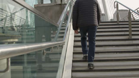Mann-Zu-Fuß-Die-Stufen-Am-Embankment-London-Hoch