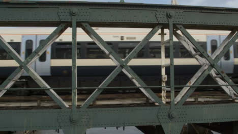 Londoner-Zug-Auf-Der-Eisenbahnbrücke