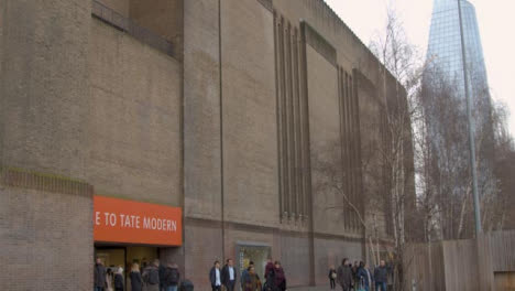 Schwenk-Zum-Haupteingang-Der-Tate-Modern-Gallery