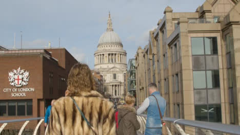St.-Pauls-Cathedral-Und-Fußgänger-Auf-Der-Millennium-Bridge-London