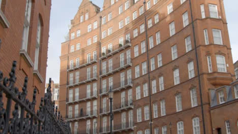 Bloques-de-apartamentos-victorianos-de-ladrillo-rojo-en-Kensington
