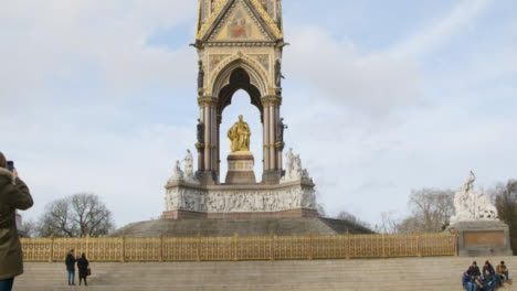 Turismo-en-Albert-Memorial-en-el-parque-Kensington-de-Londres