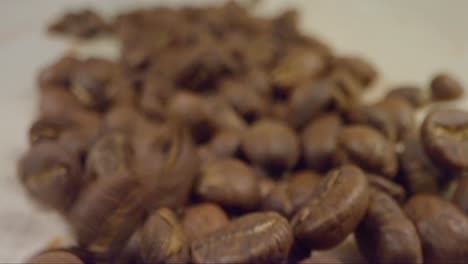 Nahaufnahme-Von-Kaffeebohnen,-Die-Auf-Andere-Bohnen-Fallen