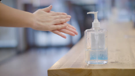 Cu-Reinigung-Der-Weiblichen-Hände-Mit-Händedesinfektionsmittel