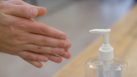 CU-Limpieza-de-manos-con-desinfectante-de-manos