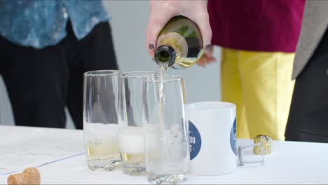 Nahaufnahme-Champagner-In-Tassen-Und-Gläser-Im-Büro-Gießen