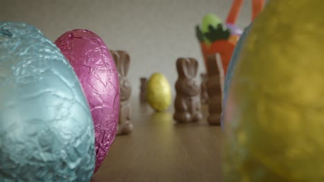 Seguimiento-de-la-escena-de-los-conejitos-de-chocolate-y-los-huevos-de-Pascua