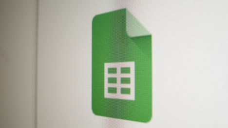 Close-Up-Pan-Google-Sheets-Icon-on-Screen