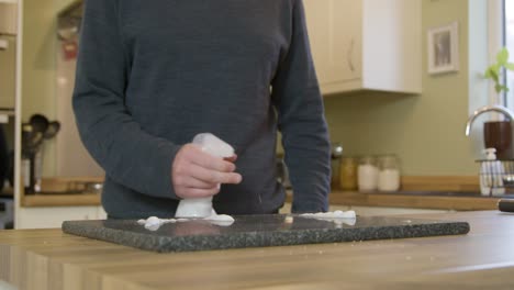 Mann-Reinigung-Der-Arbeitsfläche-Mit-Antibakteriellem-Spray