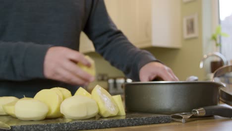 Mann-Legt-Kartoffeln-In-Den-Topf-In-Der-Küche