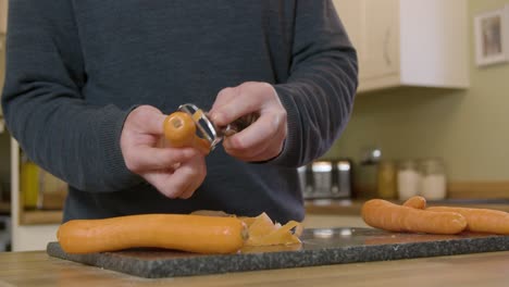 Mann-Schält-Karotten-In-Der-Küche