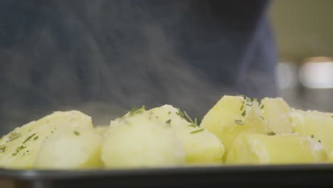 Nahaufnahme-Salz-Auf-Heiße-Kartoffeln-Streuen