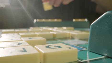 Nahaufnahme-Pan-Männlich,-Das-Scrabble-Buchstaben-Ablegt