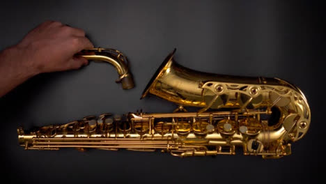 Flaches-Saxophon,-Das-Auf-Einer-Ebenen-Fläche-Platziert-Wird