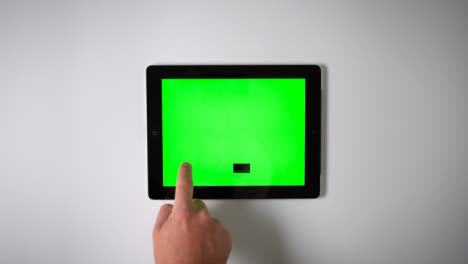 Flat-Lay-Tablet-Green-Screen-Finger-Nach-Unten-Scrollen