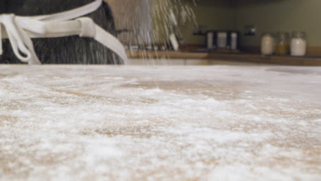 Hände-Streuen-Mehl-Auf-Küchenarbeitsplatte-Flour