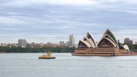 Ferry-Pasando-Sydney-Opera-House
