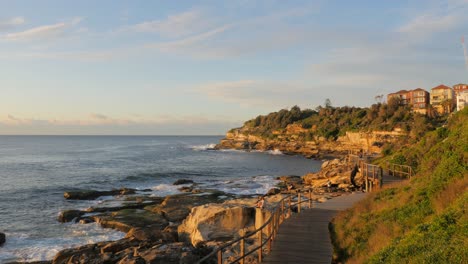 Ruhiger-Weg-Entlang-Der-Küste-In-Sydney