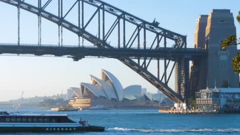 Ferries-Pasan-El-Puente-De-Sydney-Y-La-ópera