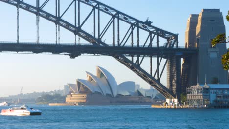 Boot-Vorbei-An-Sydney-Bridge-Und-Opernhaus