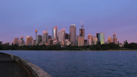 Sydney-City-Bei-Sonnenaufgang-über-Dem-Wasser