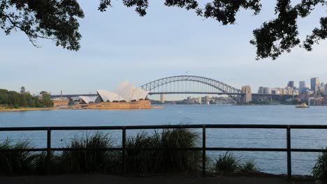 Sydney-Bridge-Und-Opernhaus-Mit-Bäumen-Und-Zaun