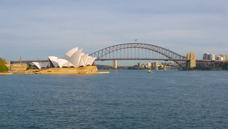 Sonnige-Sydney-Harbour-Bridge-Und-Opernhaus