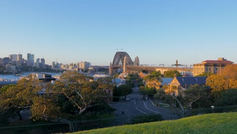 Blick-Auf-Leere-Straße-Mit-Sydney-Bridge-Und-Hafen