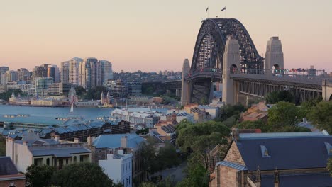Sydney-Bridge-Und-Hafen-über-Den-Felsen-Bei-Sonnenuntergang