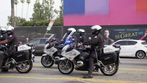 Hollywood-Wartet-Polizei-Motorrad-Konvoi-Während-Proteste