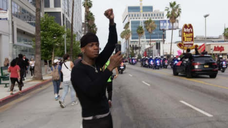 Hombre-Negro-De-Hollywood-Filmando-Autos-Durante-Las-Protestas