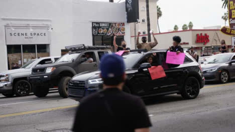 Hollywood-Gruppe-Von-Menschen-Im-Auto,-Die-Protestieren