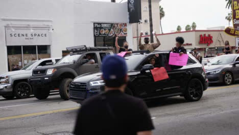 Grupo-De-Personas-De-Hollywood-En-Coche-Protestando