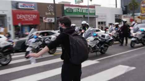 Hollywood-Man-Stopping-a-Protester-Approaching-Policía