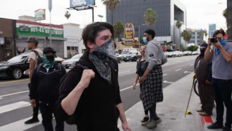 Manifestante-De-Hollywood-Ofrece-Primeros-Auxilios-A-Otros-Durante-Las-Protestas
