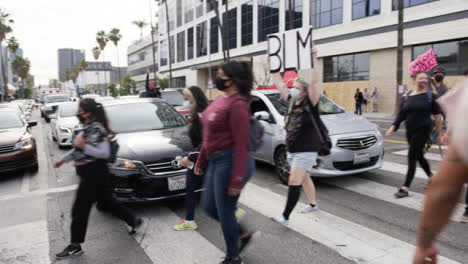 Gente-De-Hollywood-Con-Signos-De-Protesta-Cruzando-La-Carretera