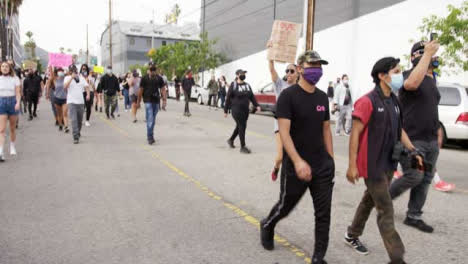 Manifestantes-De-Hollywood-Marchando-Y-Cantando-En-La-Calle
