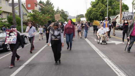 Grupo-De-Manifestantes-De-Hollywood-Marchando-Y-Cantando-En-La-Calle