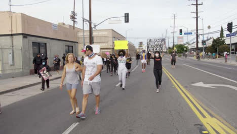Hollywood-Demonstranten-Für-Soziale-Distanz,-Die-Auf-Der-Straße-Marschieren