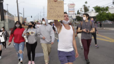 Hollywood-Männer-Singen-Und-Tragen-Anti-Rassismus-Zeichen-Während-Des-Protests