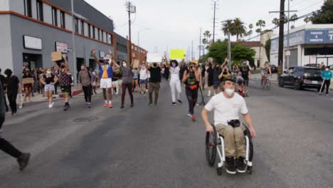 Hollywood-Demonstranten-Marschieren-In-Richtung-Polizei,-Die-Straße-Blockiert
