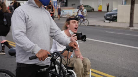 Hollywood-Demonstrant-Im-Rollstuhl,-Der-Während-Des-Protests-Die-Polizei-Anschreit