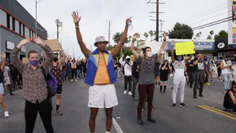 Hollywood-Wütender-Demonstrant-Im-Rollstuhl,-Der-Während-Des-Protests-Die-Polizei-Anschreit