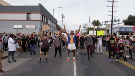 Hollywood-Gruppe-Von-Demonstranten,-Die-Während-Des-Protests-Die-Polizei-Anschreien