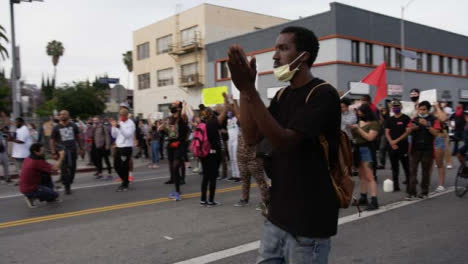 Hollywood-Hombre-Negro-Aplaudiendo-A-Los-Manifestantes-Cantando-Durante-La-Protesta