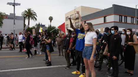 Hollywood-Demonstrant-Hält-Während-Des-Protests-Die-Arme-Hoch