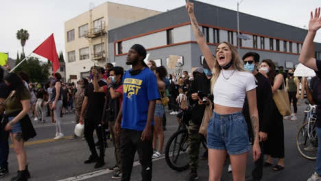 Hollywood-Demonstrantin,-Die-Während-Des-Protests-Gesang-Schreit