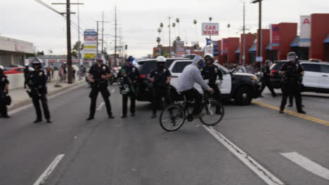 Hollywood-Mann-Radelt-Während-Des-Protests-Vor-Der-Polizei