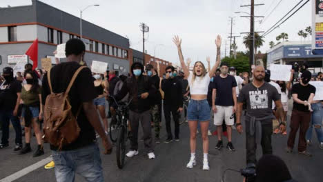 Hollywood-Protesters-Chant-at-Policía-During-Protest